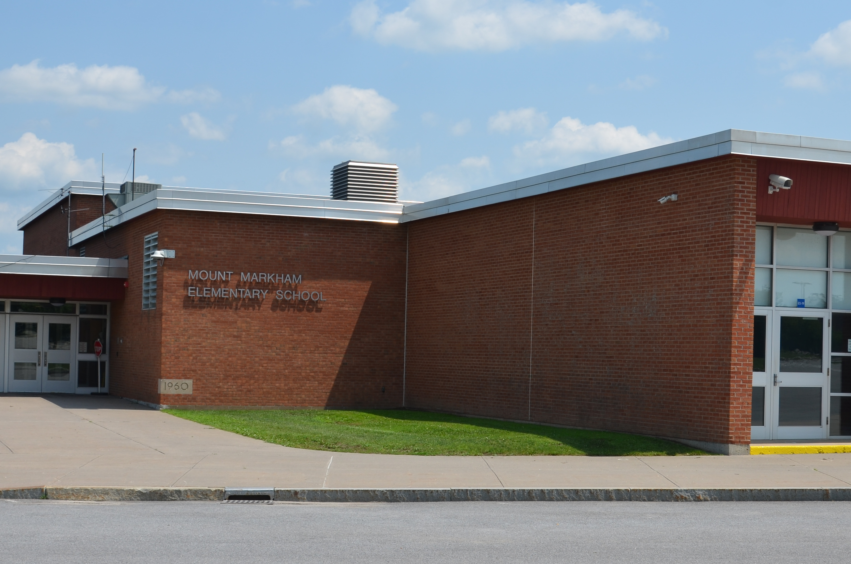 Mount Markham Elementary School Building Exterior